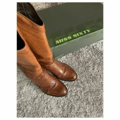 Miss Sixty Boots In Light Brown Leather / Camel, Medium-high, With Removable Chain 10 Miss Sixty Boots In Light Brown Leather / Camel, Medium-high, With Removable Chain -winter shoes Sales 2023 274655 3