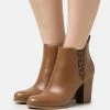 MICHAEL Michael Kors Evaline Heeled - High Heeled Ankle Boots - Luggage