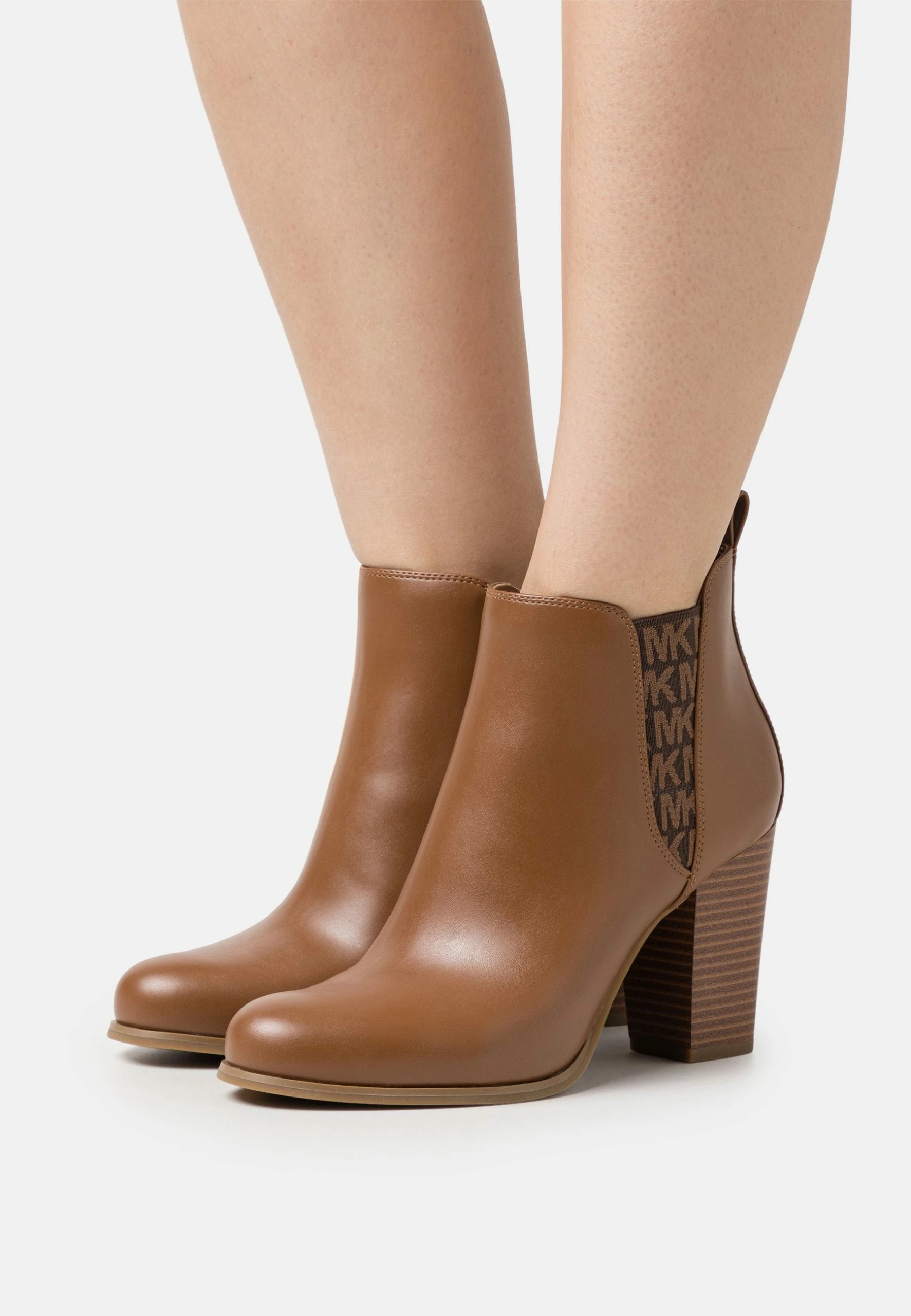 MICHAEL Michael Kors Evaline Heeled - High Heeled Ankle Boots - Luggage 1 MICHAEL Michael Kors Evaline Heeled - High Heeled Ankle Boots - Luggage