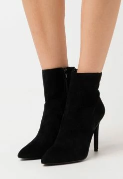 Steve Madden Clovers - Classic Ankle Boots