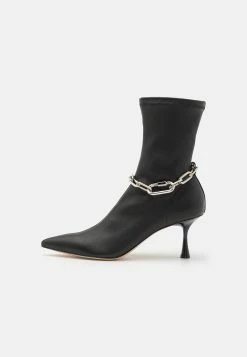 Razor- Classic Ankle Boots - Black