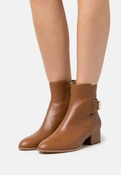 MICHAEL Michael Kors Madelyn Bootie - Classic Ankle Boots - Luggage